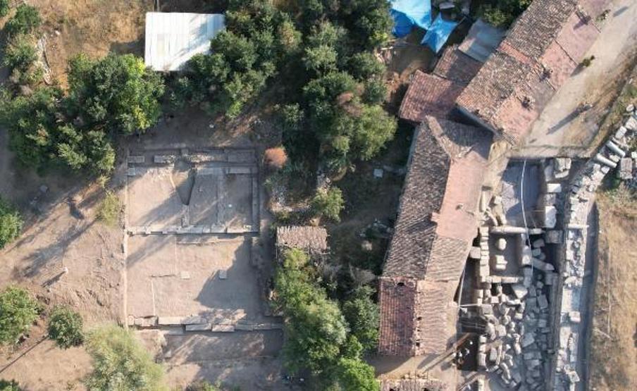 Aizanoi Antik Kentinde 1800 yıllık kandil, saç iğnesi ve kaşık bulundu
