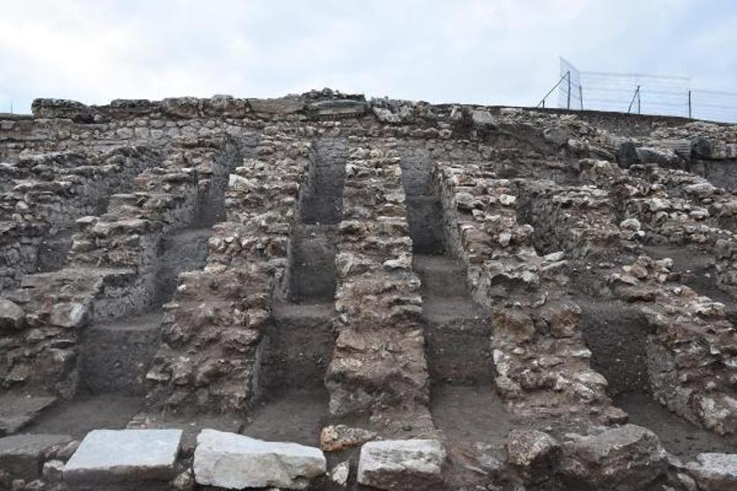 Aizanoi Antik Kentinde 1800 yıllık kandil, saç iğnesi ve kaşık bulundu