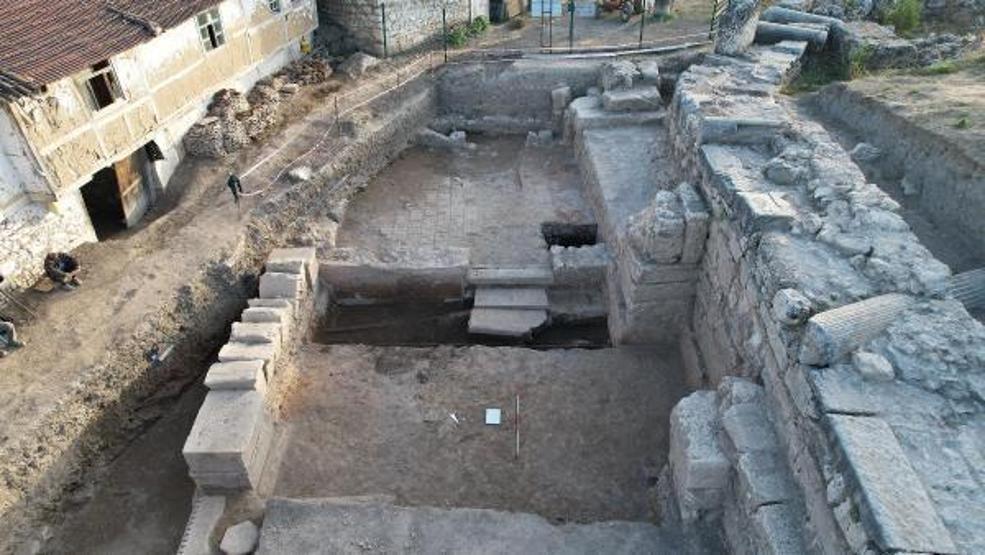 Aizanoi Antik Kentinde 1800 yıllık kandil, saç iğnesi ve kaşık bulundu