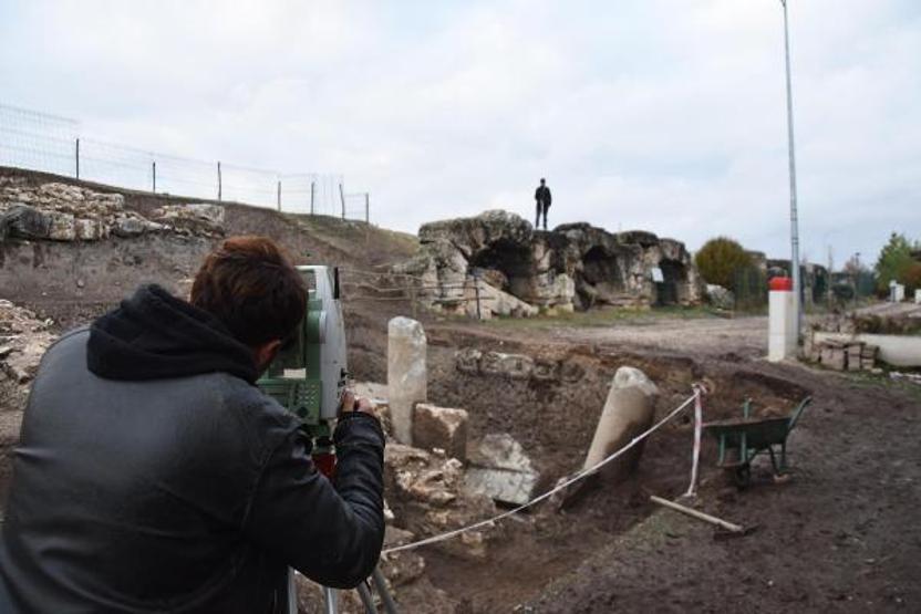 Aizanoi Antik Kentinde 1800 yıllık kandil, saç iğnesi ve kaşık bulundu