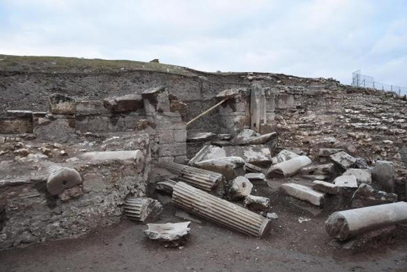 Aizanoi Antik Kentinde 1800 yıllık kandil, saç iğnesi ve kaşık bulundu