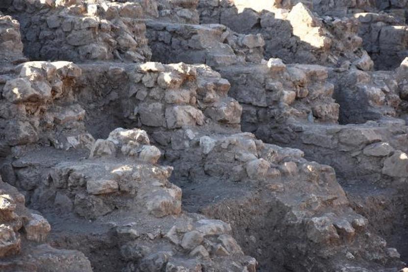 Aizanoi Antik Kentinde 1800 yıllık kandil, saç iğnesi ve kaşık bulundu