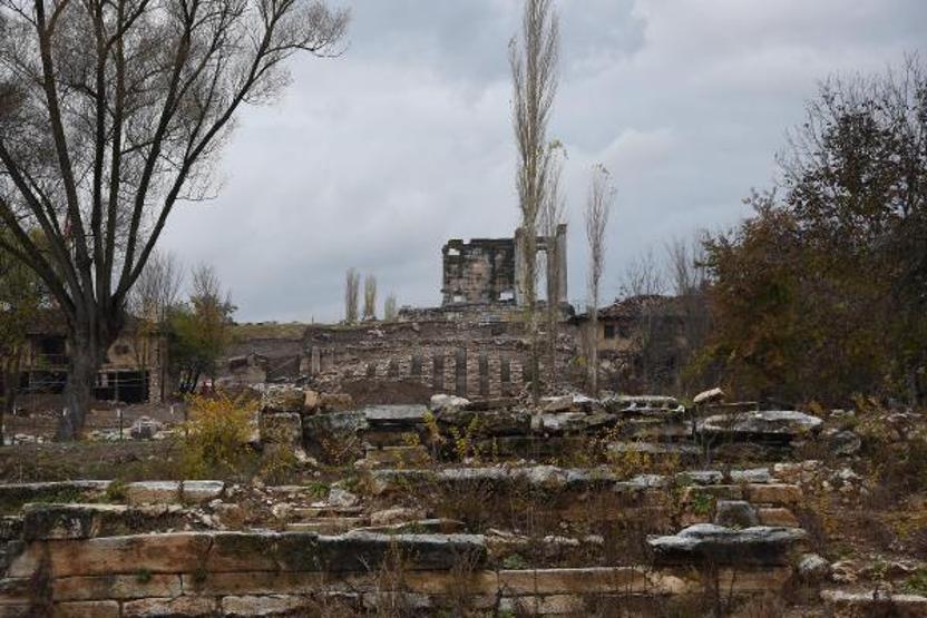 Aizanoi Antik Kentinde 1800 yıllık kandil, saç iğnesi ve kaşık bulundu