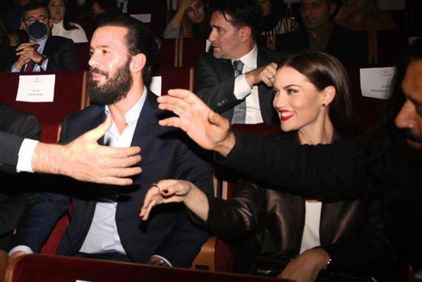 Fahriye Evcen ve Barış Arduç ödül törenine katıldı