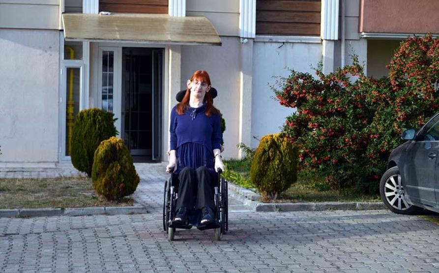 Dünyanın en uzun boylu kadını ülkeleri gezip farklı kültürleri tanımak istiyor