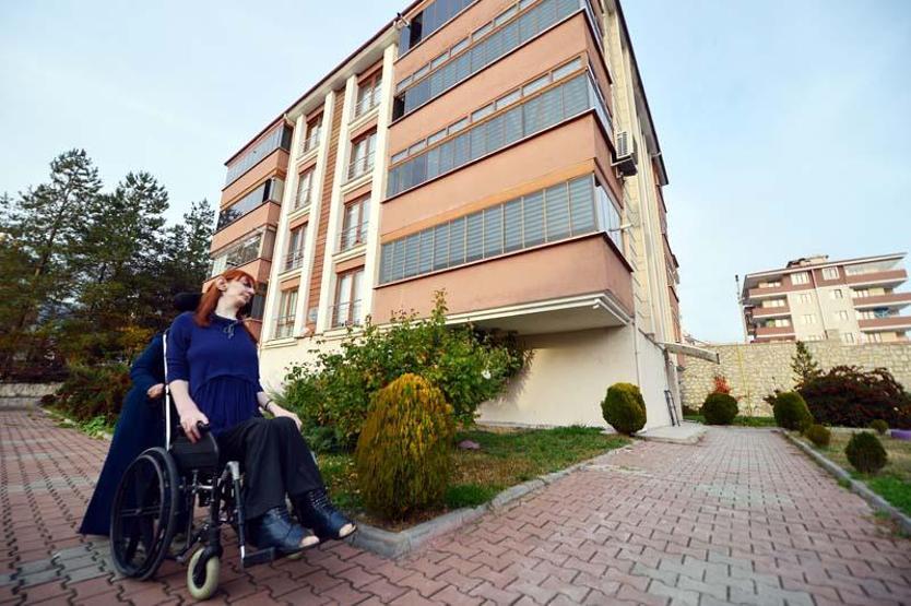 Dünyanın en uzun boylu kadını ülkeleri gezip farklı kültürleri tanımak istiyor