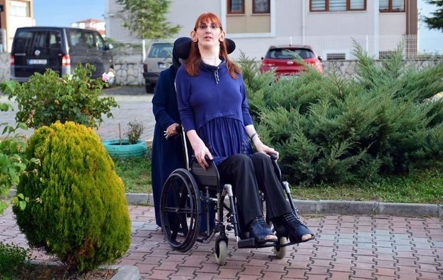 Dünyanın en uzun boylu kadını ülkeleri gezip farklı kültürleri tanımak istiyor