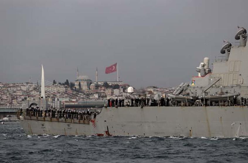 ABD savaş gemisi Sarayburnuna demirledi
