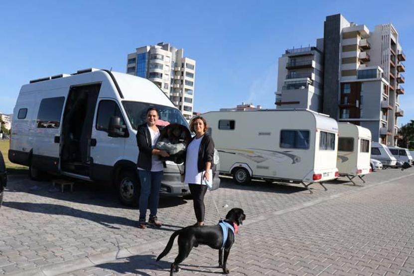 Karavanla Türkiye turuna çıkan çiftin bebekleri İzmirde dünyaya geldi