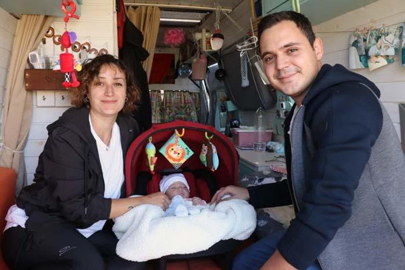 Karavanla Türkiye turuna çıkan çiftin bebekleri İzmirde dünyaya geldi