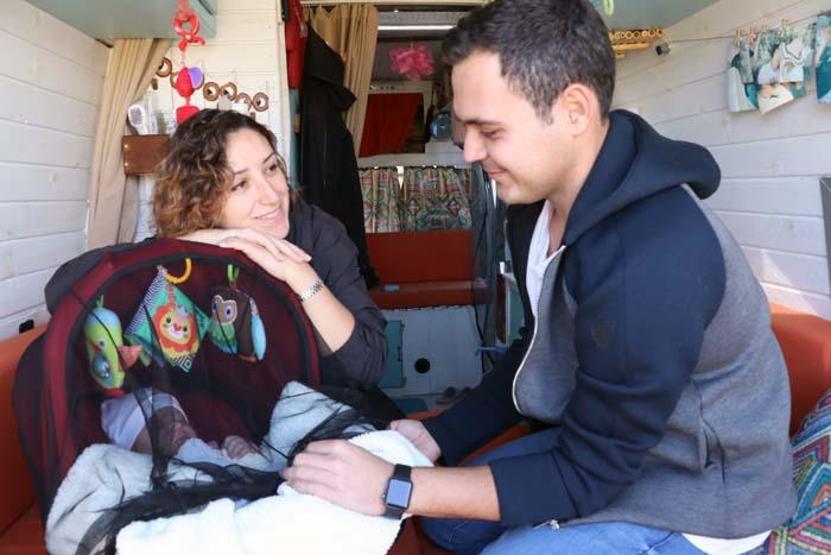 Karavanla Türkiye turuna çıkan çiftin bebekleri İzmirde dünyaya geldi