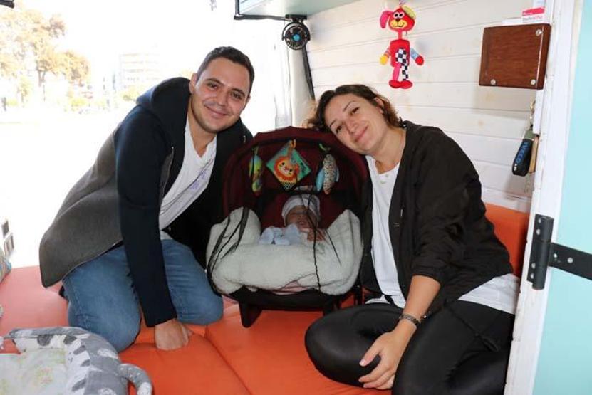 Karavanla Türkiye turuna çıkan çiftin bebekleri İzmirde dünyaya geldi