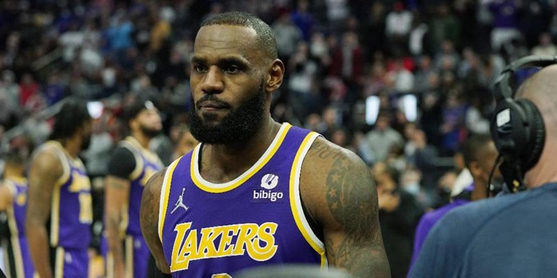 NBAde olaylı maç LeBron ve Stewart atıldı