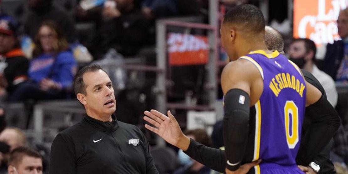 NBAde olaylı maç LeBron ve Stewart atıldı