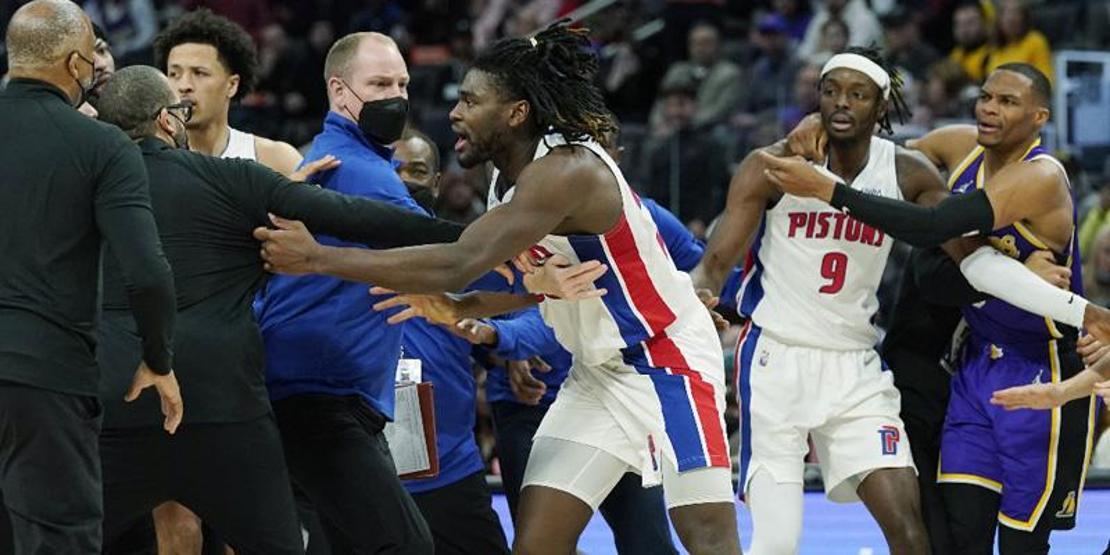 NBAde olaylı maç LeBron ve Stewart atıldı