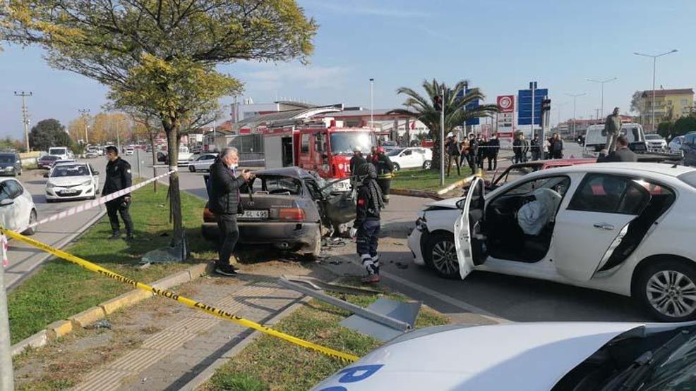 Kırmızı ışıkta geçen otomobil, iki araca çarptı; 1 ölü, 3 yaralı