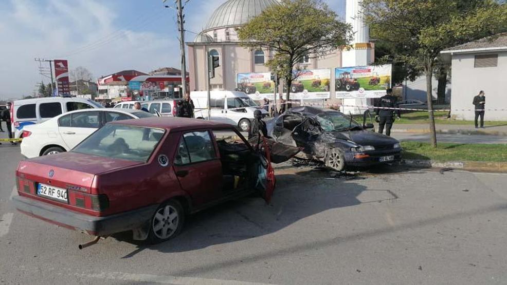 Kırmızı ışıkta geçen otomobil, iki araca çarptı; 1 ölü, 3 yaralı
