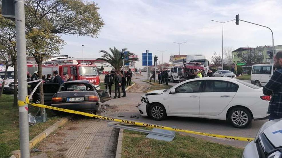 Kırmızı ışıkta geçen otomobil, iki araca çarptı; 1 ölü, 3 yaralı