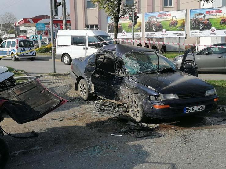 Kırmızı ışıkta geçen otomobil, iki araca çarptı; 1 ölü, 3 yaralı