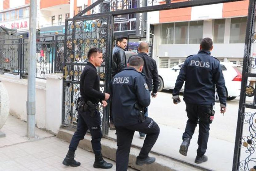 İhbara giden polislere pastalı sürpriz