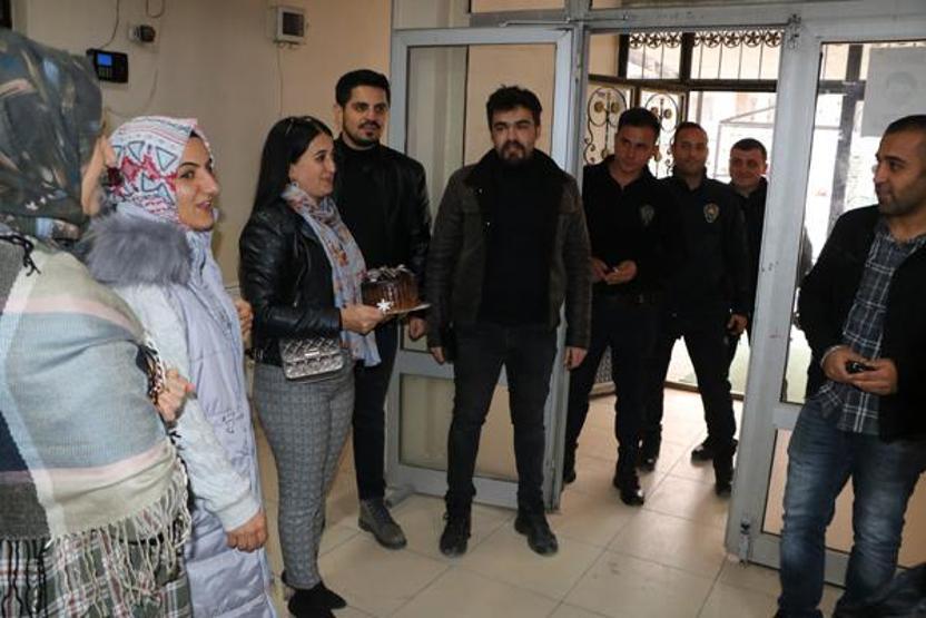 İhbara giden polislere pastalı sürpriz