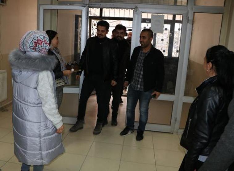 İhbara giden polislere pastalı sürpriz