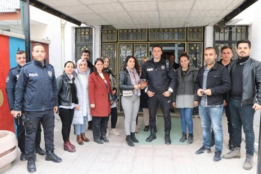 İhbara giden polislere pastalı sürpriz