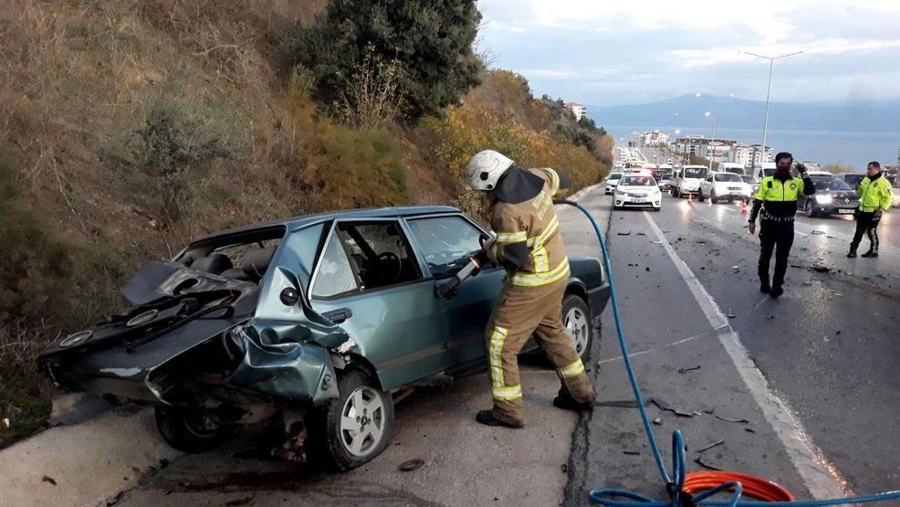 Arızalanan araca çarptı: 3 yaralı