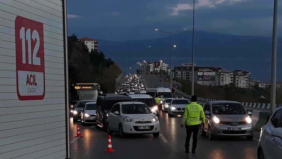 Arızalanan araca çarptı: 3 yaralı