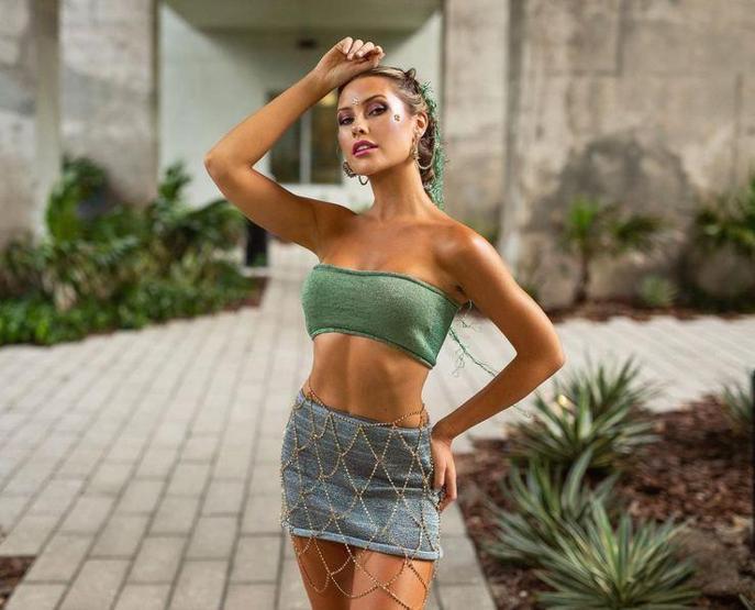 Chloe Loughnan bornozlu karesiyle dikkat çekti