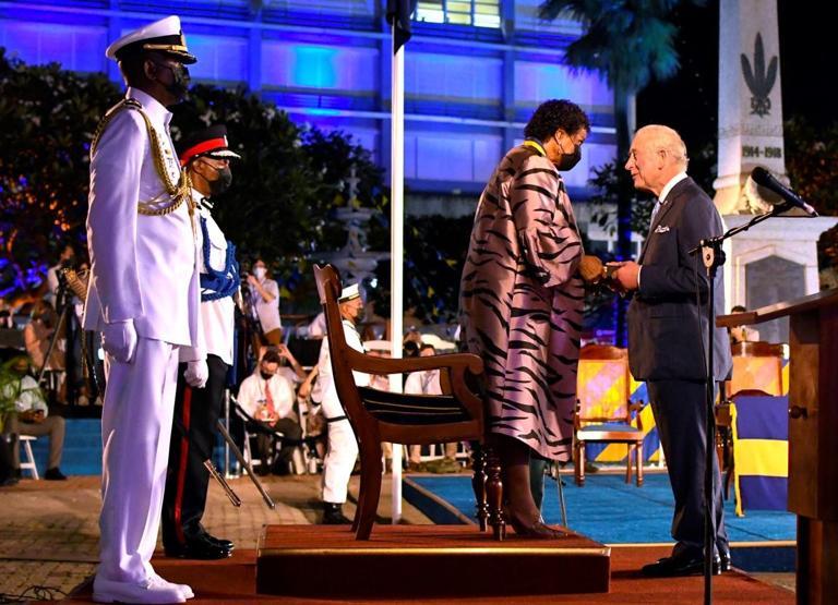 Barbados dünyanın en genç cumhuriyeti oldu: Şarkıcı Rihanna ulusal kahraman ilan edildi