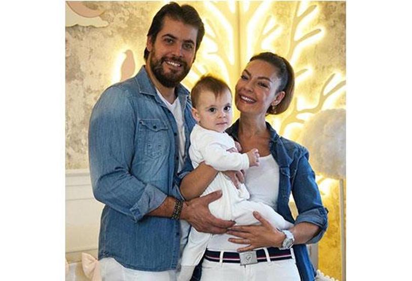 Özge Özder mutlu aile pozunu paylaştı