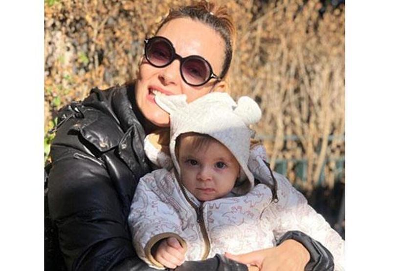 Özge Özder mutlu aile pozunu paylaştı