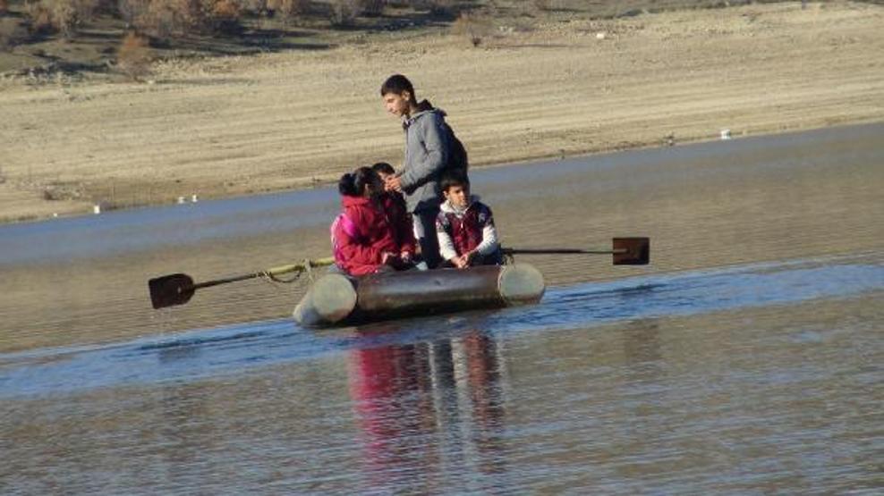 Okula kayıklarla gitmek zorunda kaldılar