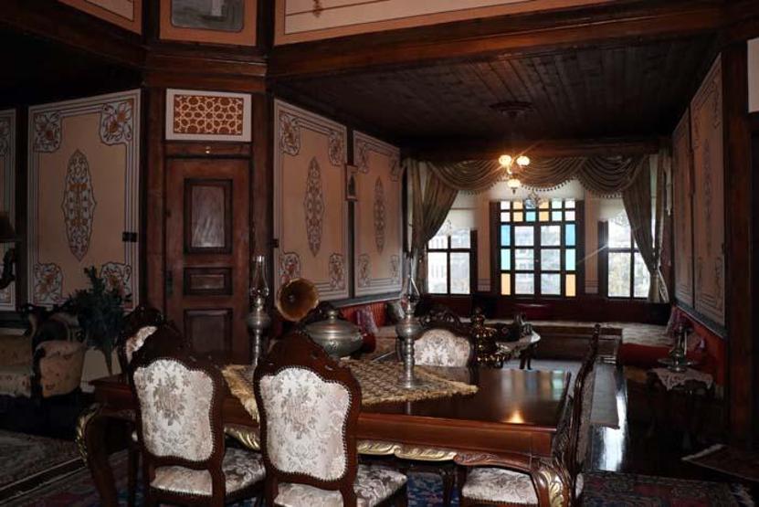 Bu evler görenleri tarihi yolculuğa çıkarıyor