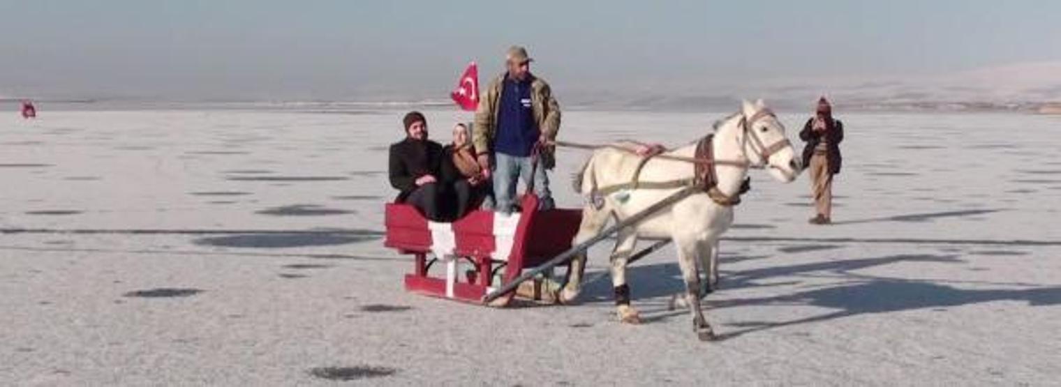 Çıldır Gölünde atlı kızak sezonu