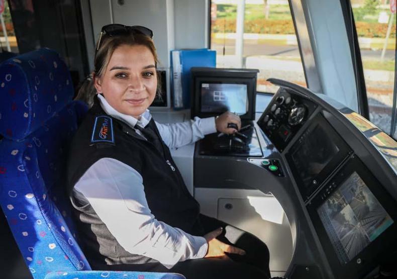 Kadın vatmanların en büyük korkusu: Dikkatsiz yayalar