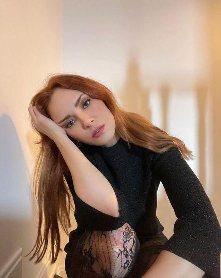 Mine Tugay cesur elbisesiyle dikkat çekti