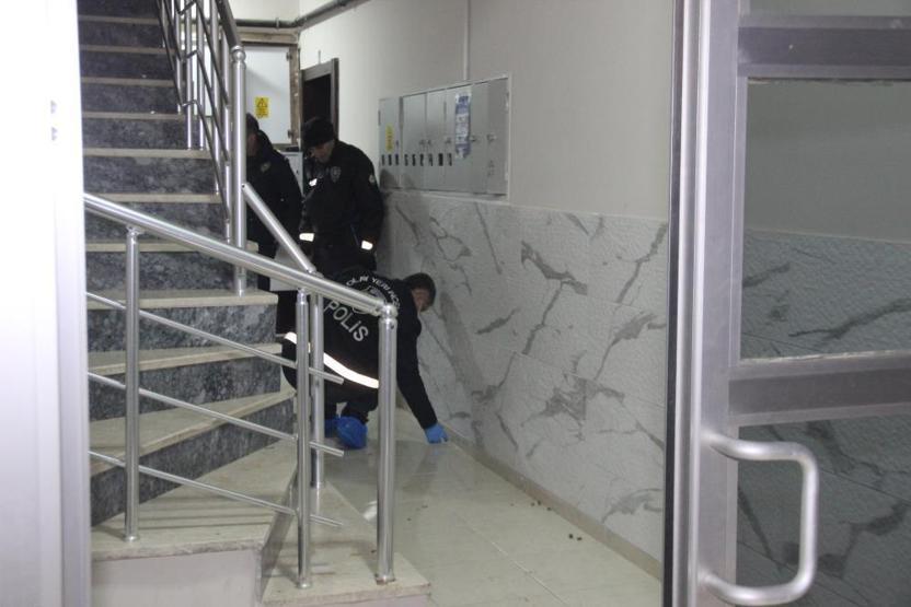 Evi basıp baldızını yaraladı, karısı silahı elinden alıp onu vurdu