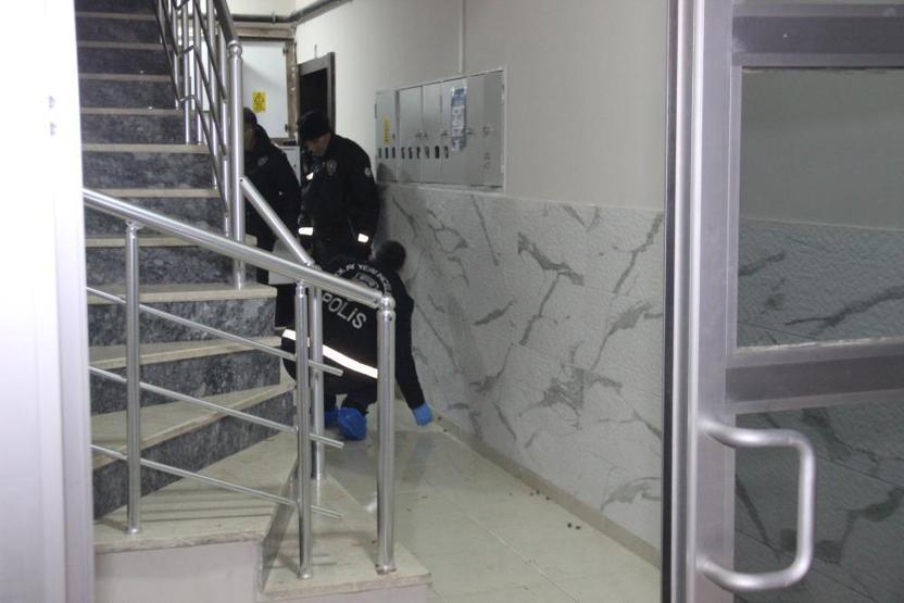 Evi basıp baldızını yaraladı, karısı silahı elinden alıp onu vurdu