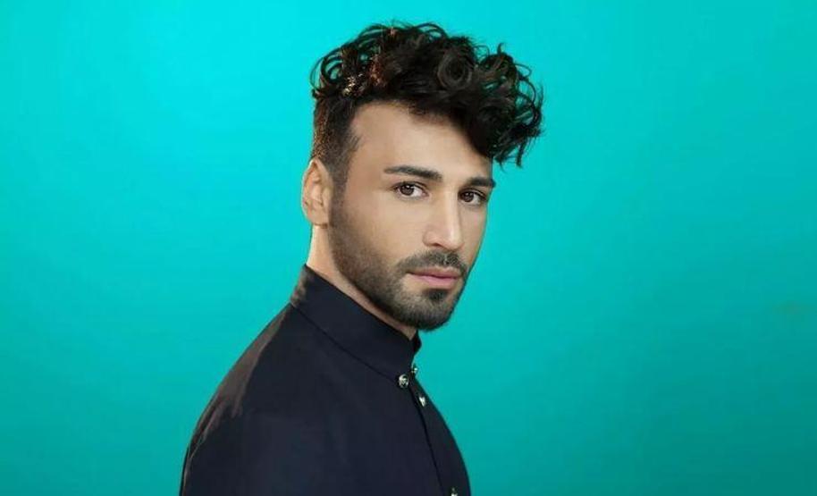 Şarkıcı Emre Kaya podyumda