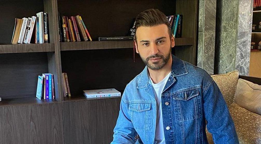 Şarkıcı Emre Kaya podyumda