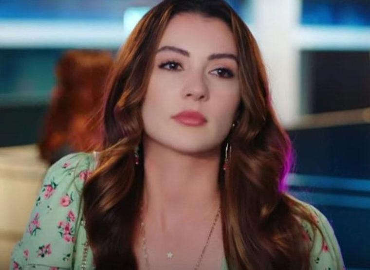 Burcu Özberkten bikinili paylaşım