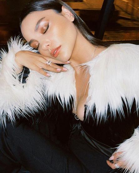 Hazal Filiz Küçükköse dekoltesiyle geceye damga vurdu
