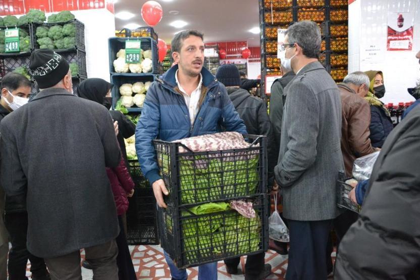 Açılışa özel yapılan indirim izdihama neden oldu