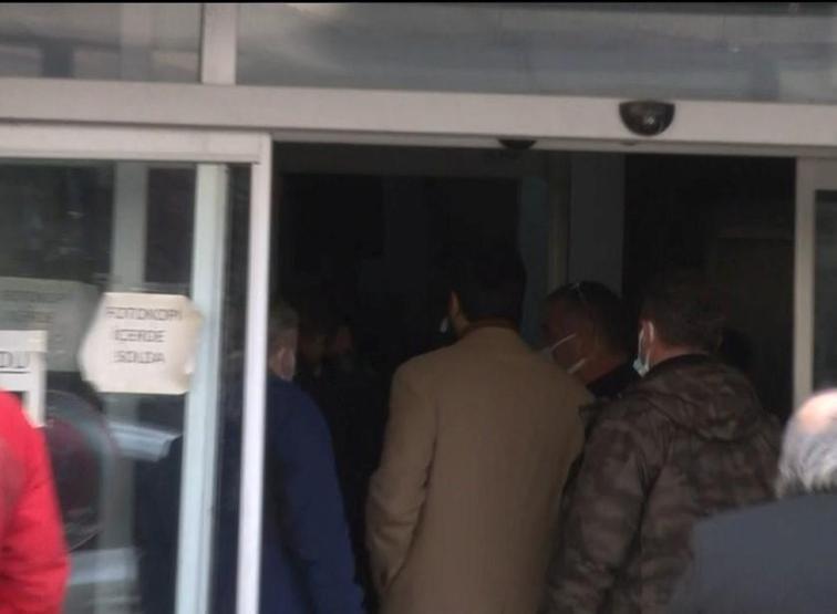 Burak Özçivit set çalışanlarına hakaretten hakim karşısında