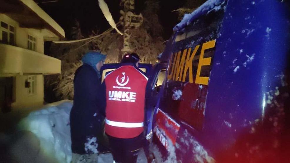 Kardan yollar kapandı: Hastanın imdadına UMKE yetişti