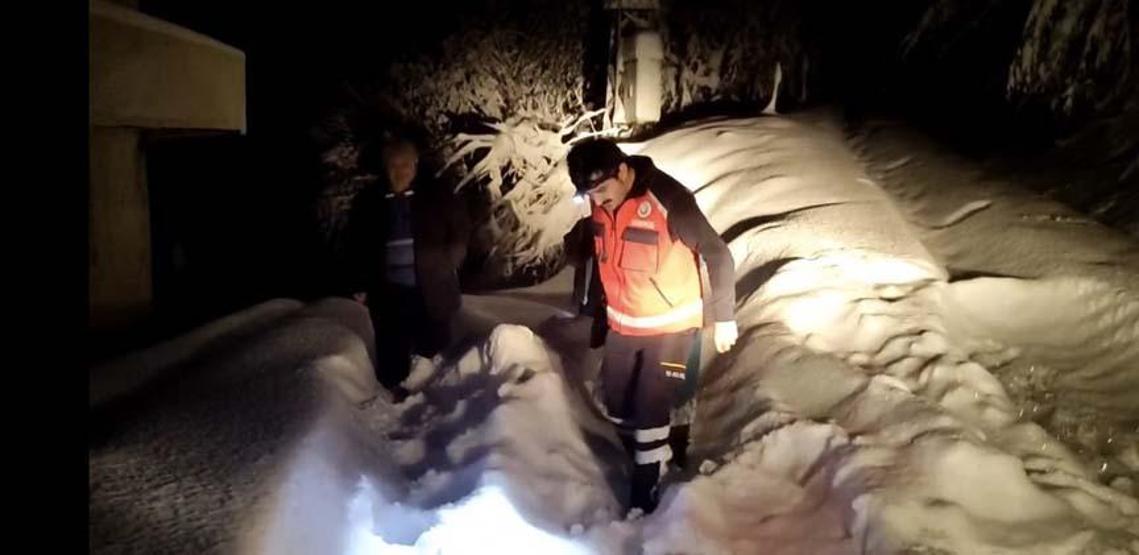 Kardan yollar kapandı: Hastanın imdadına UMKE yetişti