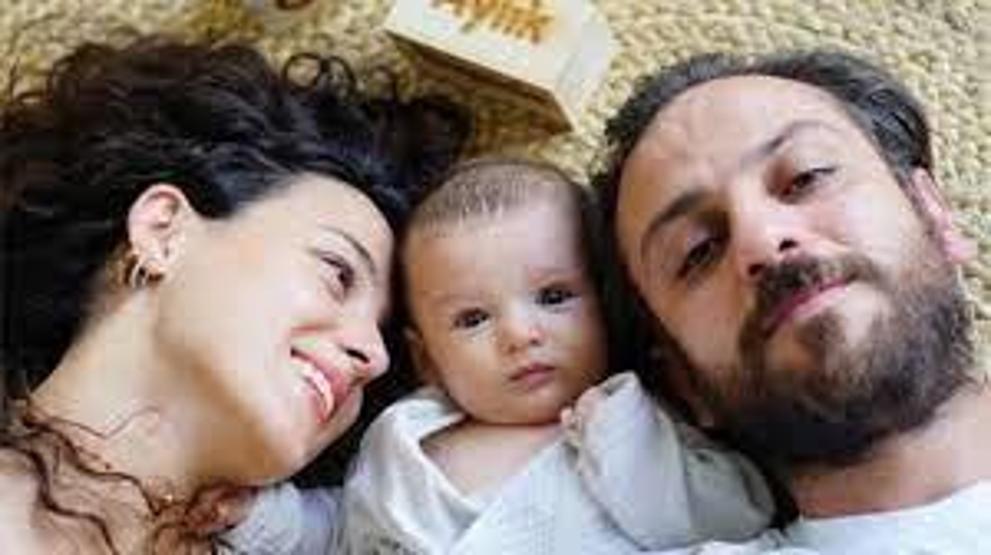 Cansu Tosun ile oğlu Marselin kar pozu
