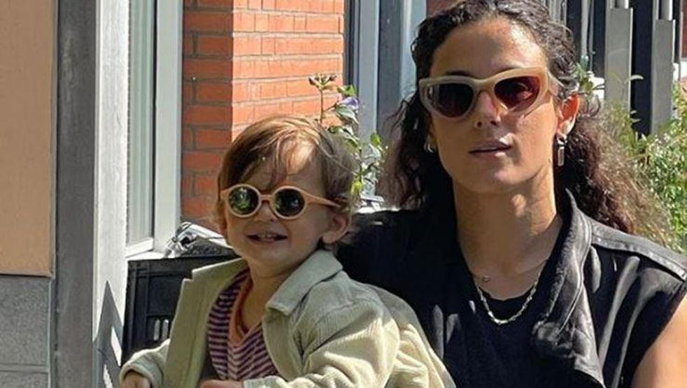 Cansu Tosun ile oğlu Marselin kar pozu